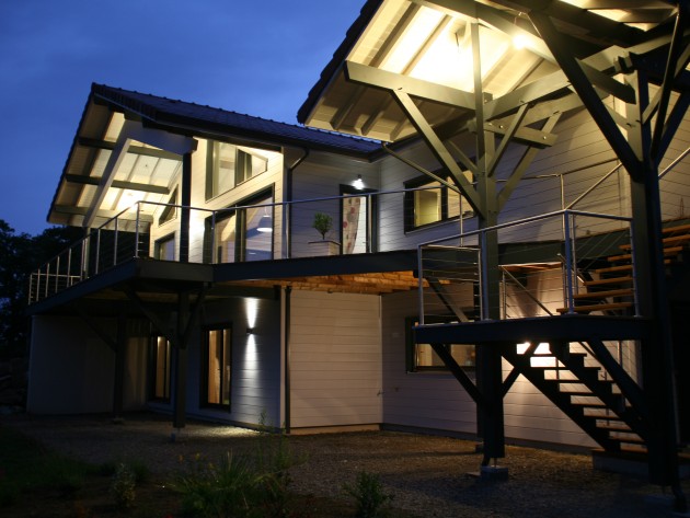 Maison ossature bois > Maison en bois avec poutre et terrasse Maison ossature bois > Maison en bois avec poutre et terrasse