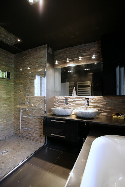 salle de bain marron