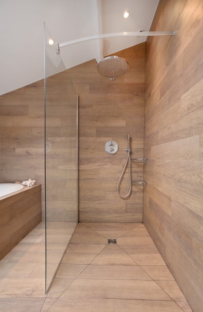 Douche Italienne En Bois : douche enti?rement recouverte de planche en bois avec s?paration en Douche Italienne En Bois : douche enti?rement recouverte de planche en bois avec s?paration en