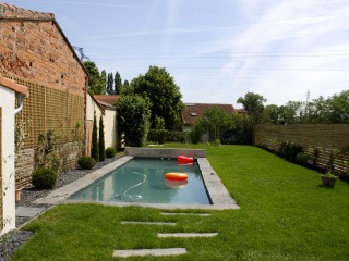 Allée en pierre menant à la piscine