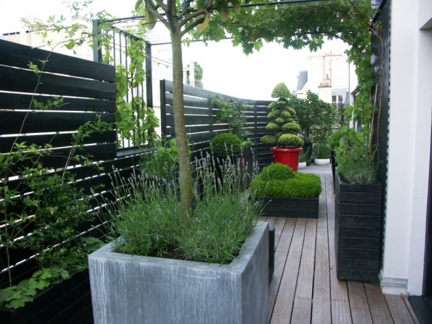 Aménagement d'une terrasse en bois, avec gros pots rouges