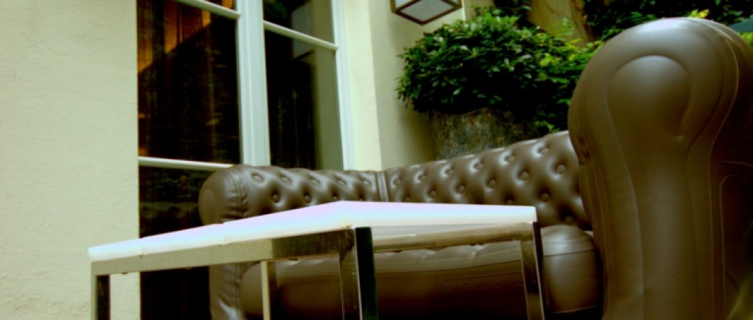 Aménagement de la terrasse avec canapé Chesterfield