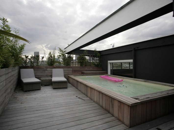 Aménagement pour piscine sur terrasse en bois