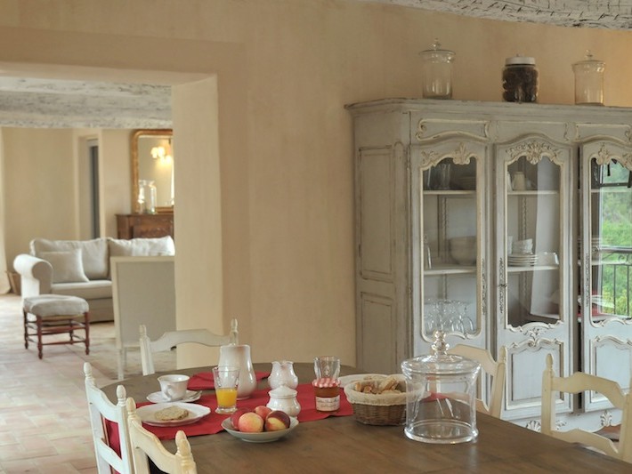 Armoire vaisselier en bois avec portes sous forme de vitrines