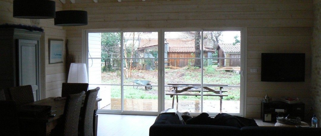 Baie coulissante dans une maison à ossature bois en Gironde