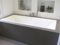 Baignoire Villeroy et Boch avec un intérieur en béton ciré blanc