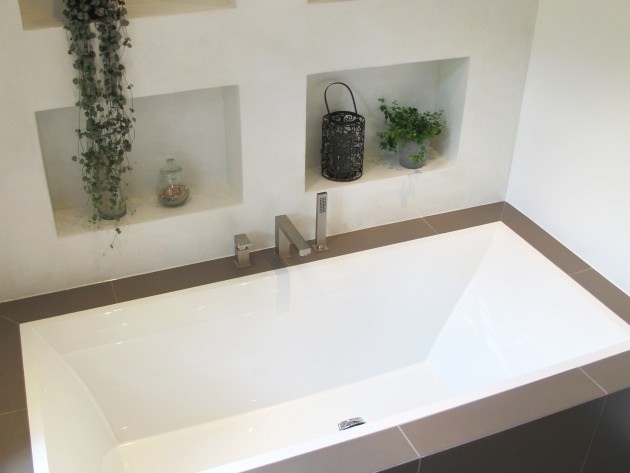 Baignoire Villeroy et Boch avec un intérieur en béton ciré blanc