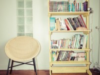Bibliothèque et fauteuil vintage