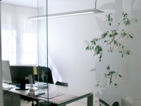 Bureau séparé d'une vitre en verre