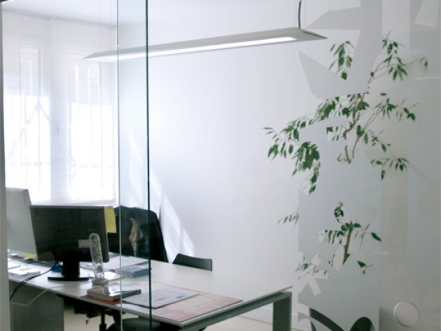 Bureau séparé d'une vitre en verre