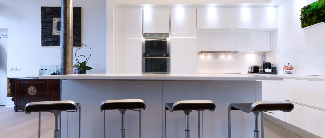 CUISINE DESIGN LAQUE BLANC BRILLANT AVEC ILÔT 
