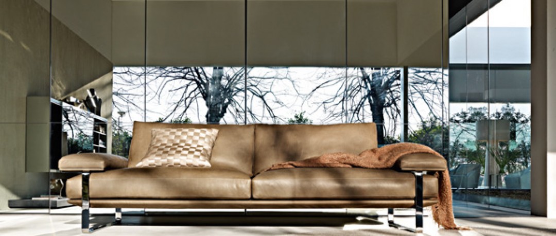 Canapé en cuir et plaid marron avec coussin à motif mosaïque