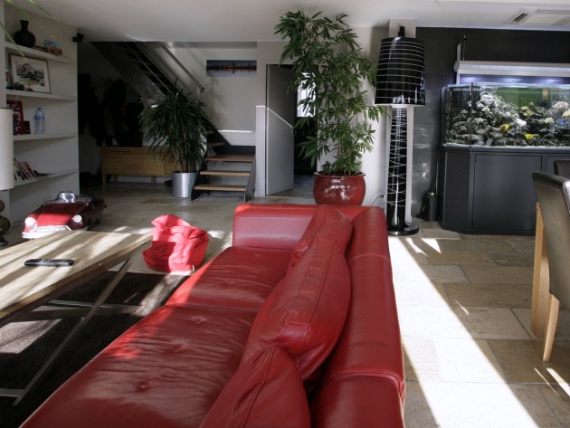 Canapé en cuir rouge avec table basse design