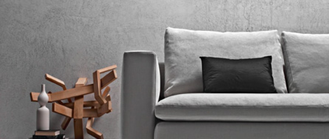 Canapé en tissu gris avec coussin