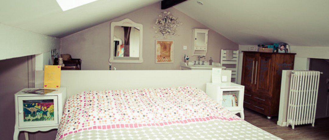 Chambre : Vue sur le lit et l'espace  beauté 