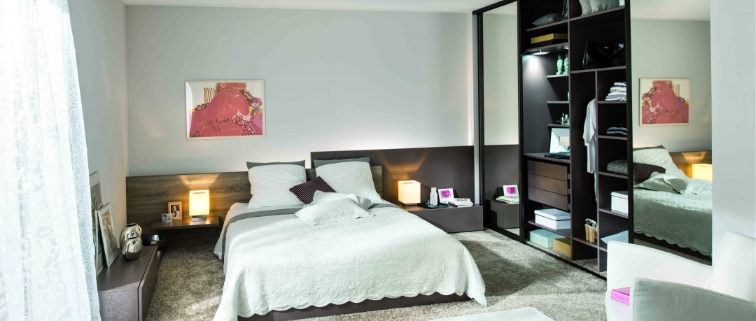 Chambre avec armoire dressing design en imitation bois