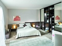 Chambre avec armoire dressing design en imitation bois