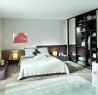 Chambre avec armoire dressing design en imitation bois
