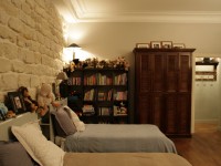 Chambre avec bibliothèque noir et armoire en bois