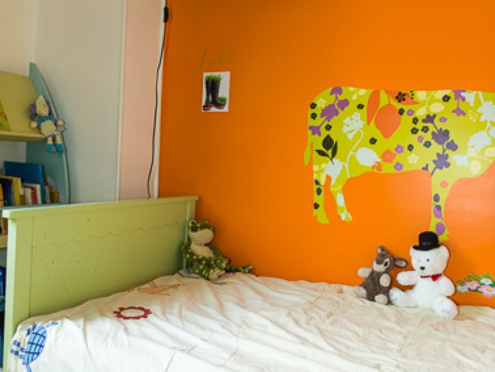 Chambre avec décoration murale enfantine