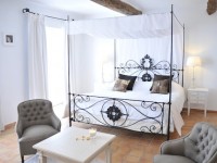 Chambre avec lit baldaquin