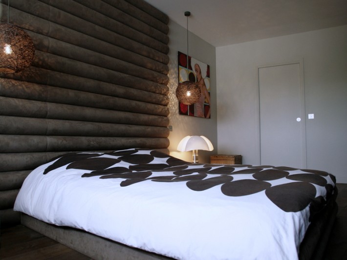 Chambre avec tete de lit en bois et suspension lumineuse boule