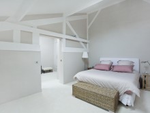 Chambre blanche et rose avec décorations en bois clair