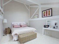 Chambre blanche et rose avec décorations en bois clair