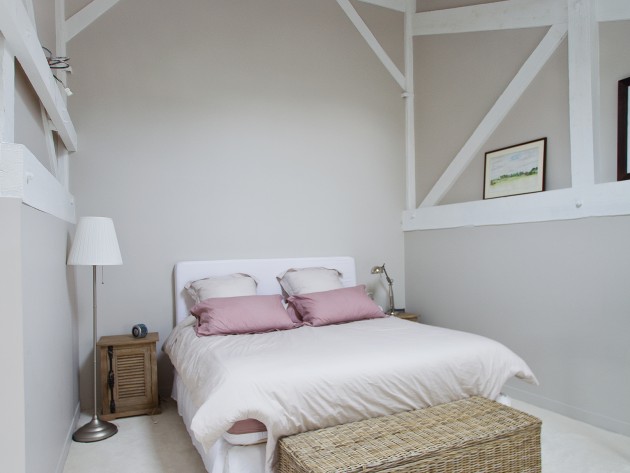 Chambre blanche et rose avec décorations en bois clair