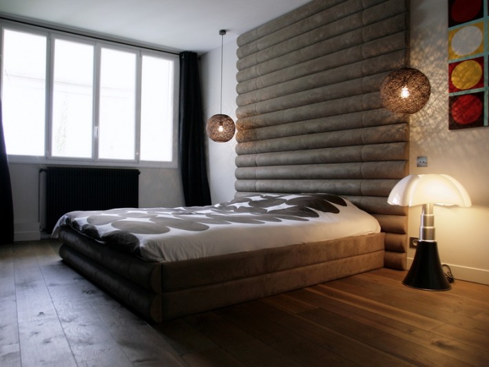 Chambre classique avec tete de lit en bois