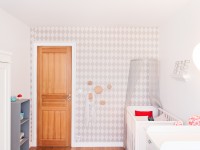Chambre de bébé avec papier peint losange