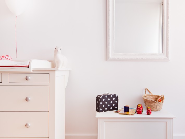 Chambre de bébé, commode à langer