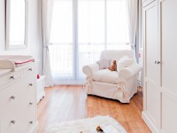 Chambre de bébé lumineuse avec fauteuil