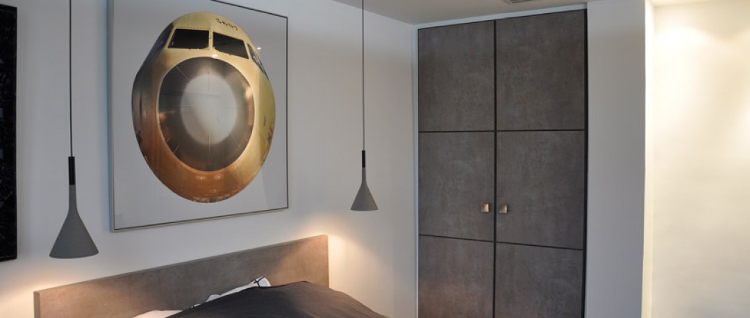 Chambre des invités, contemporaine avec rangements et appliques suspendues