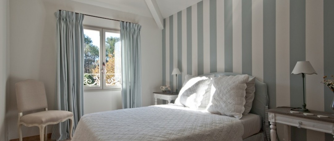 Chambre des invités décoration bleu et blanc