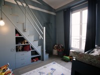 Chambre enfant avec mezzanine et rangements sous escaliers