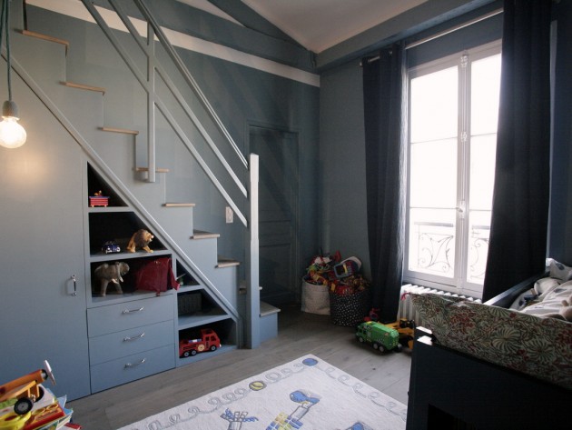 Chambre enfant avec mezzanine et rangements sous escaliers
