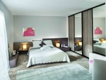 Chambre lumineuse avec moquette beige