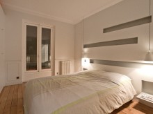 Chambre parentale avec tête de lit en bois