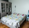 Chambre parentale avec vue sur le lit et le dressing