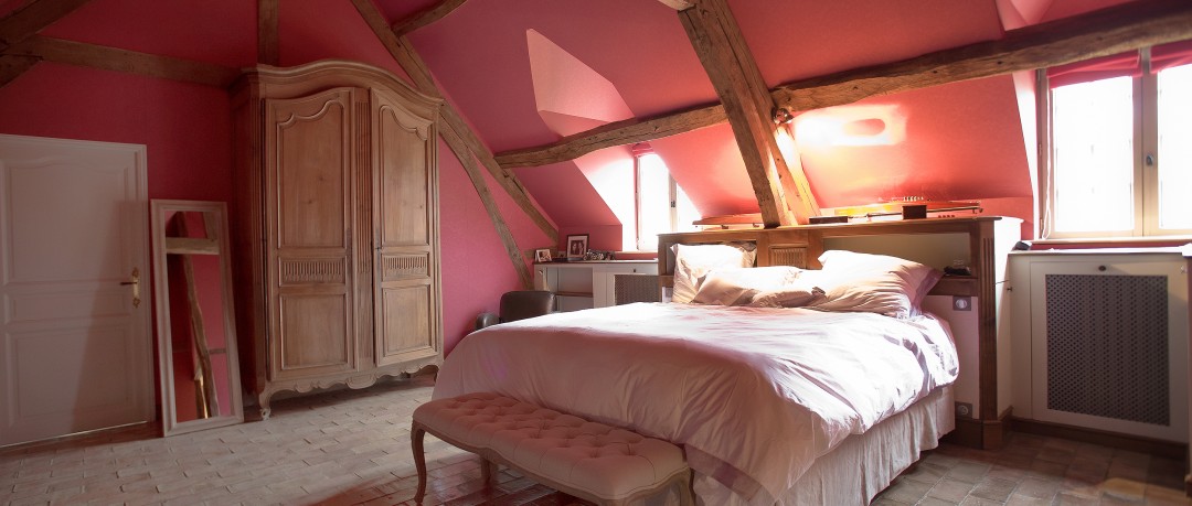 Chambre rose avec carrelage en pierre naturelle