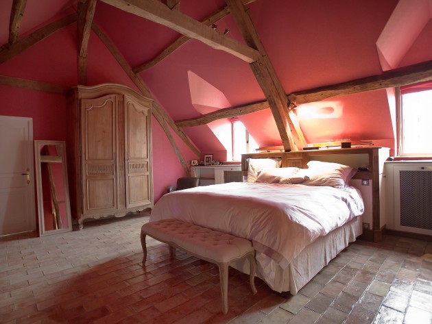 Chambre rose avec carrelage en pierre naturelle