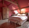 Chambre rose avec carrelage en pierre naturelle