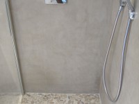 Coin douche à l'italienne avec un sol et béton ciré