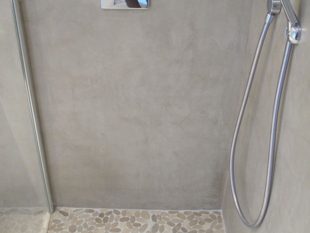 Coin douche à l'italienne avec un sol et béton ciré