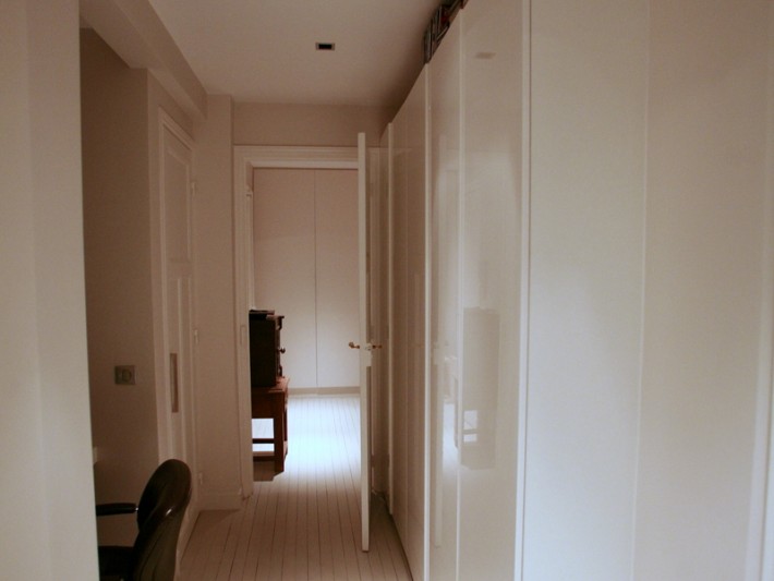 Couloir avec aménagement d'un bureau