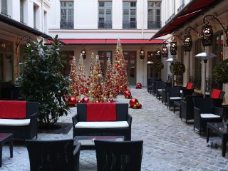 Cours intérieur de l'hôtel buddha avec décoration de Noel