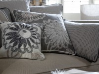 Coussins décoratifs sur canapé