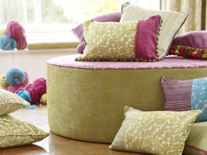 Coussins décoratifs sur pouf en tissu rond