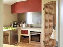 Cuisine avec portes de placards style volet en bois